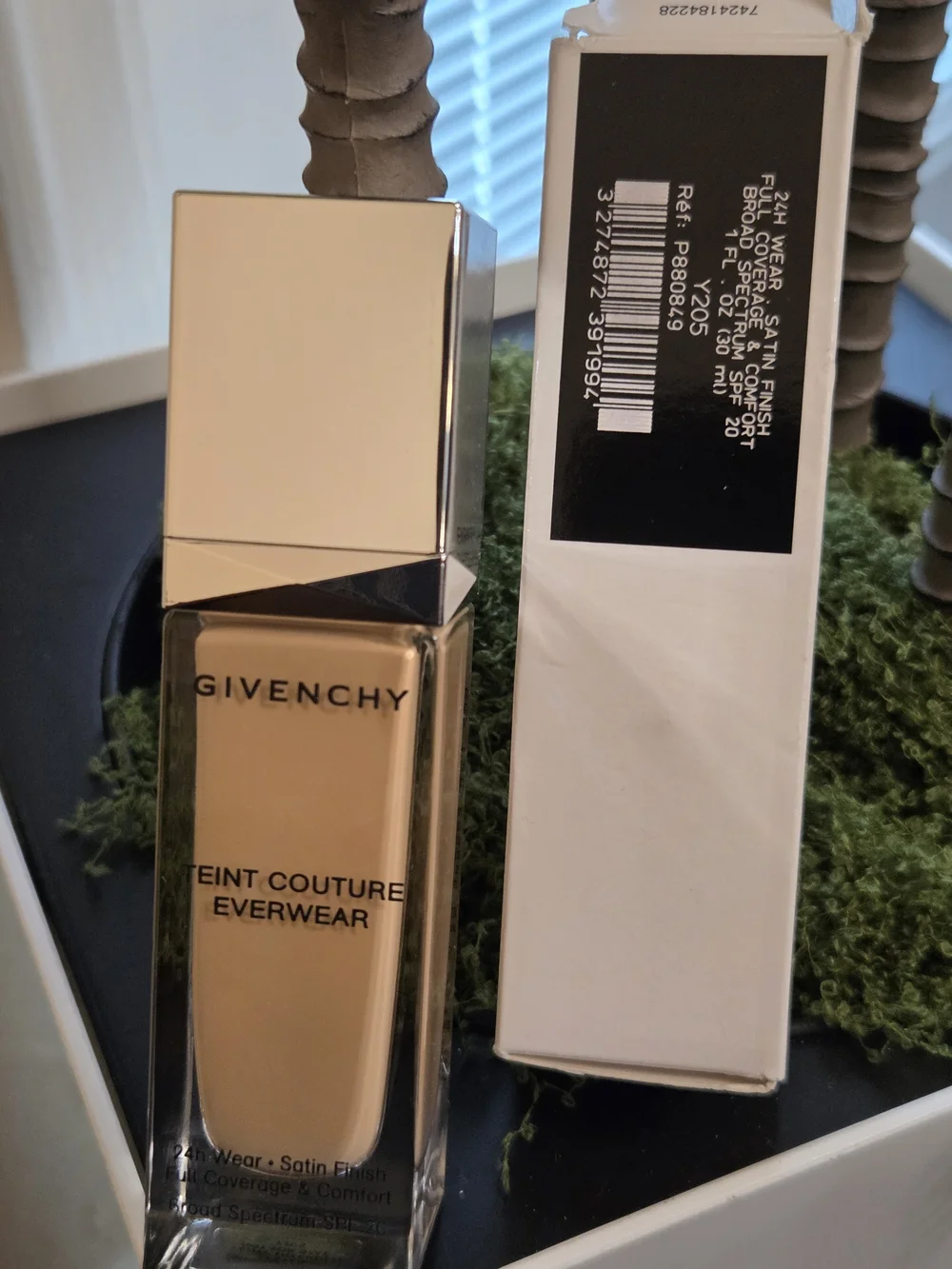 Givenchy Teint Couture Everwear Foundation SPF 20 Y205 Tester 1 oz / 30 mL NEW